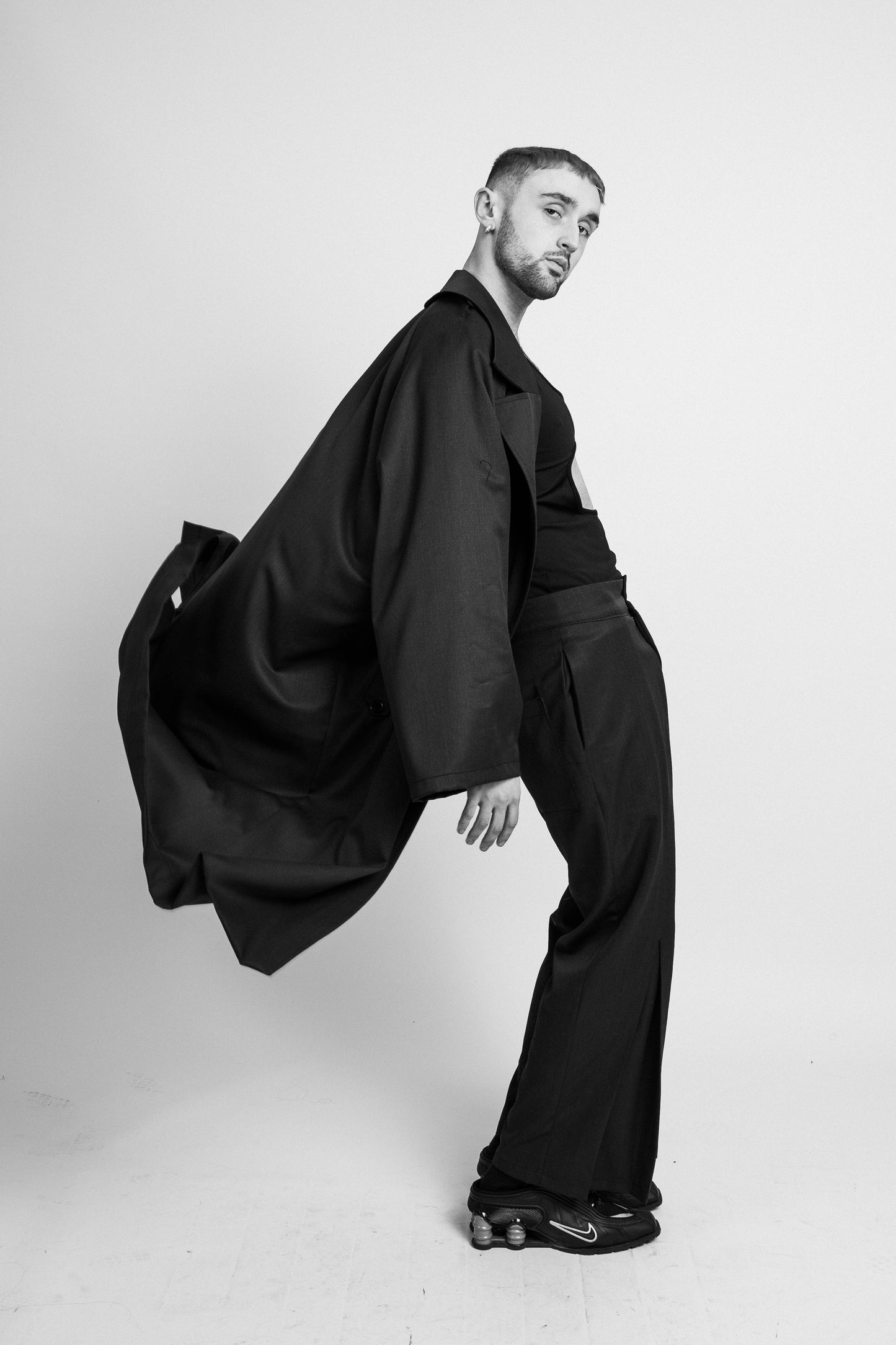 P7417 HERMAPHRODITE, LONG UNISEX COAT WITH ADJUSTBLE STRAPS TO ROLL UP THE SLEEVES, BLACK, SIZE ONE SIZE FIT