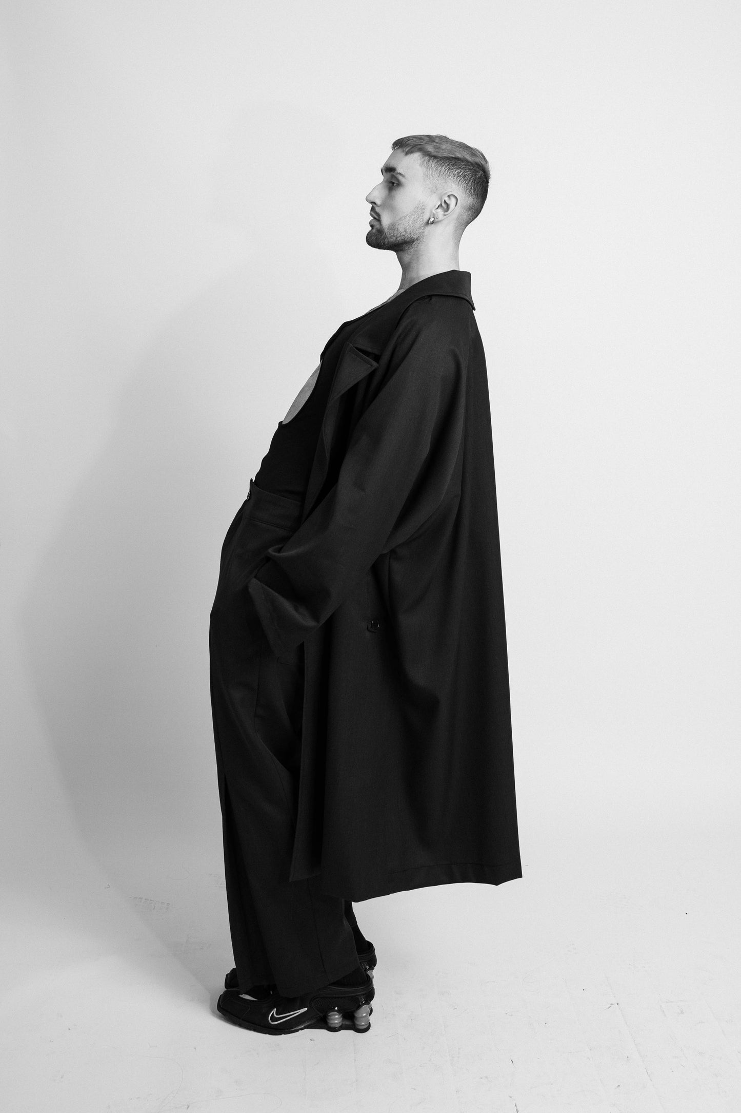 P7417 HERMAPHRODITE, LONG UNISEX COAT WITH ADJUSTBLE STRAPS TO ROLL UP THE SLEEVES, BLACK, SIZE ONE SIZE FIT