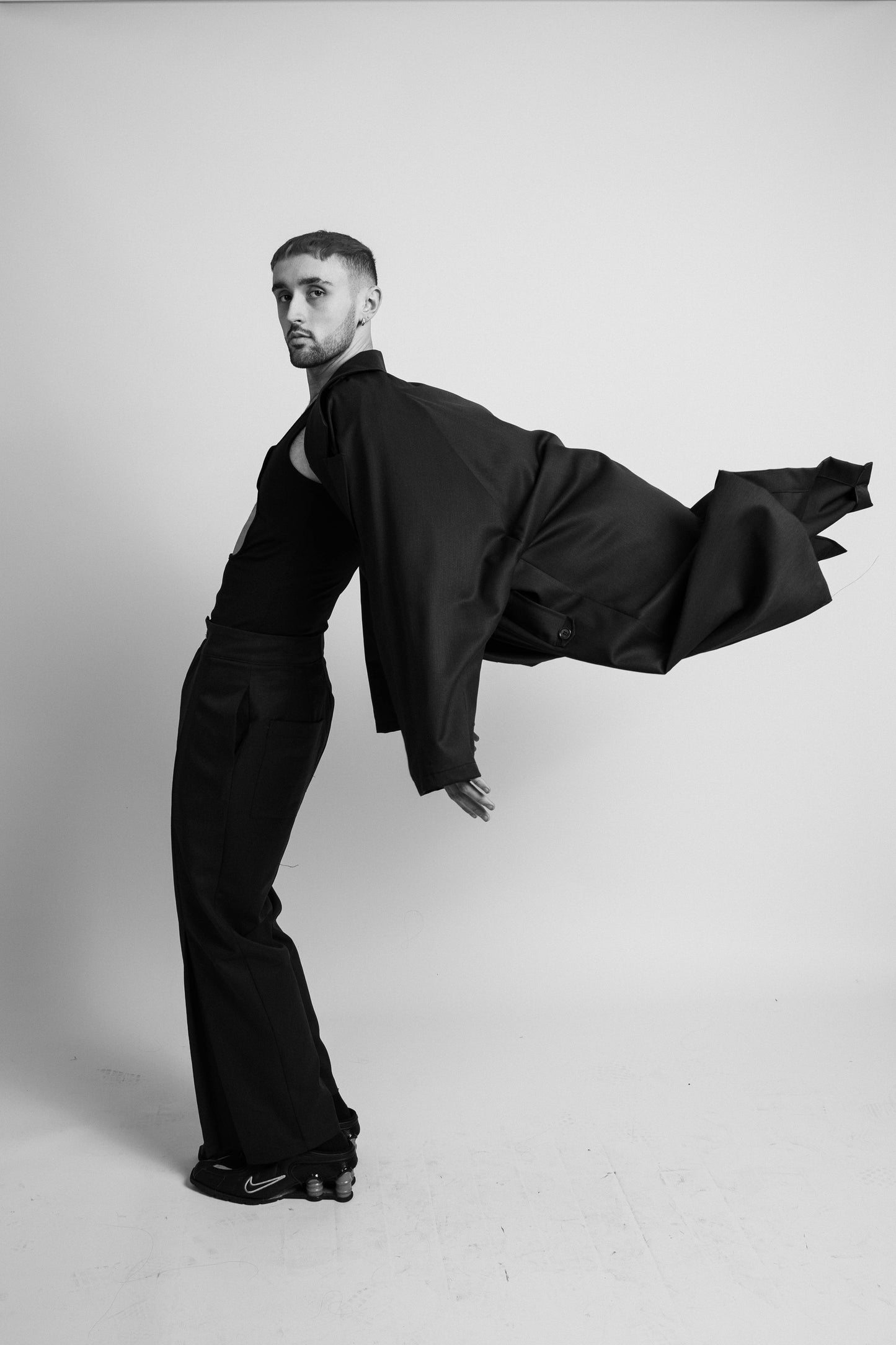 P7417 HERMAPHRODITE, LONG UNISEX COAT WITH ADJUSTBLE STRAPS TO ROLL UP THE SLEEVES, BLACK, SIZE ONE SIZE FIT