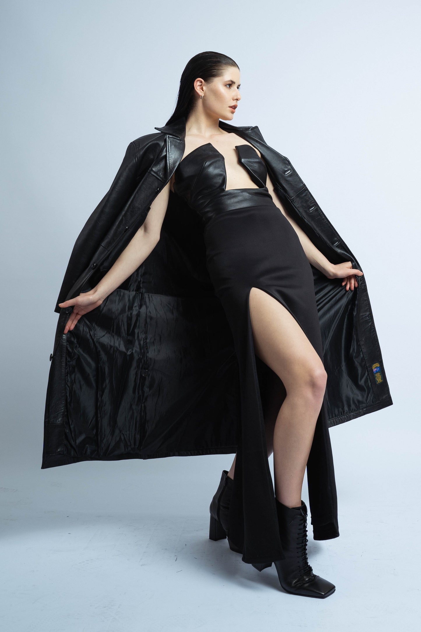 P6560 ERESO, GENUINE LEATHERSTRUCTURED BLACK ZIP, OPEN BUSIER LONG DRESS COMBINED WITH STRETCH FABRIC AND F _ BACKSPLITS